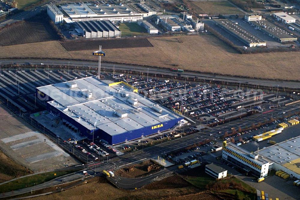 Augsburg from above - IKEA Einrichtungshauses Augsburg.Gebaut wurde die IKEA Filiale in Augsburg auf einer Grundstücksfläche von 80.000 Quadratmetern mit einer Bruttogeschossfläche von 29.000 Quadratmetern.Die Investitionskosten in das neue IKEA Haus betragen ca. 46 Mio. Euro. Begonnen wurde mit den Bauarbeiten im April 2006, und sie verlaufen planmäßig. Am Schnittpunkt der Autobahn A8 München-Stuttgart mit den Schnellstraßen B2/B17 sowie den Bundesstraßen B10 und B300 gelegen, ist das Augsburger Haus aus allen Richtungen leicht erreichbar.