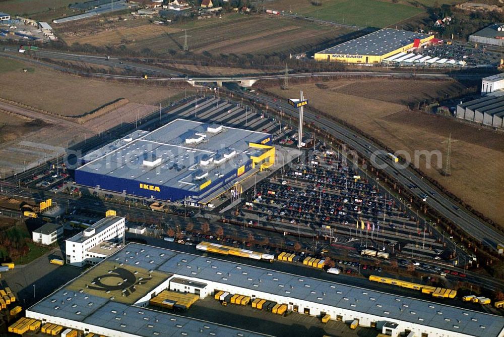 Augsburg from above - IKEA Einrichtungshauses Augsburg.Gebaut wurde die IKEA Filiale in Augsburg auf einer Grundstücksfläche von 80.000 Quadratmetern mit einer Bruttogeschossfläche von 29.000 Quadratmetern.Die Investitionskosten in das neue IKEA Haus betragen ca. 46 Mio. Euro. Begonnen wurde mit den Bauarbeiten im April 2006, und sie verlaufen planmäßig. Am Schnittpunkt der Autobahn A8 München-Stuttgart mit den Schnellstraßen B2/B17 sowie den Bundesstraßen B10 und B300 gelegen, ist das Augsburger Haus aus allen Richtungen leicht erreichbar.