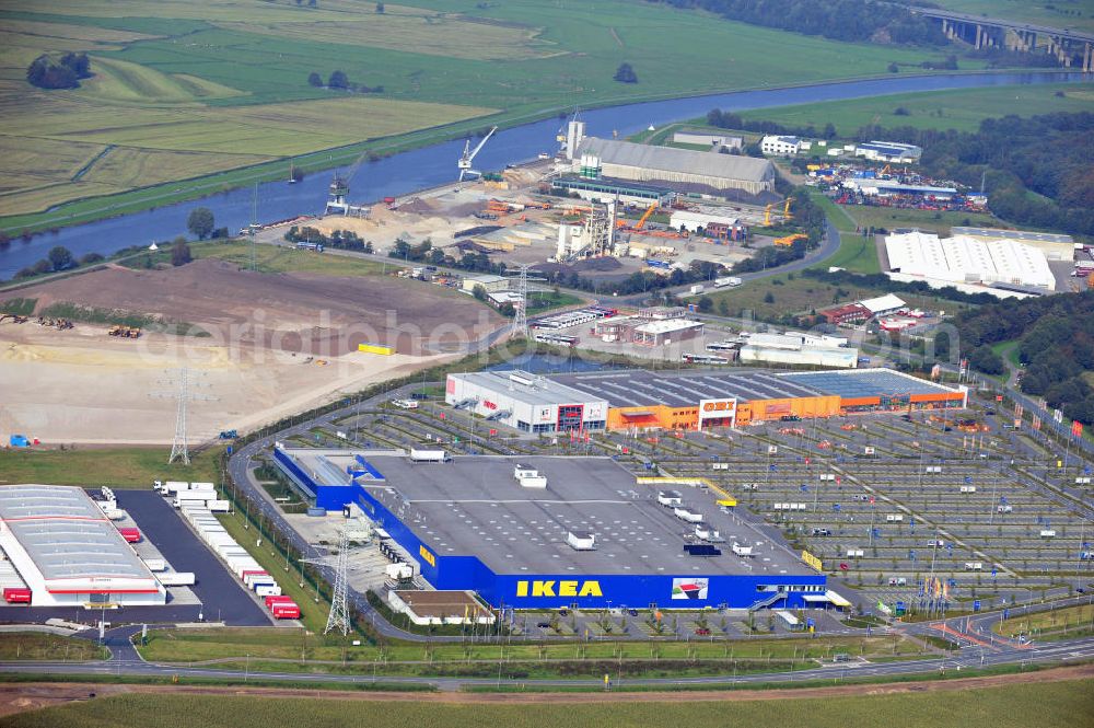 Oldenburg from above - Die IKEA-Filiale in Oldenburg Niedersachsen ist eine von über 40 Filialen in ganz Deutschland. IKEA stammt aus Schweden und ist ein multinationaler Einrichtungskonzern. The IKEA store in Oldenburg in Niedersachsen is one of more than 40 stores in Germany. Ikea comes from Sweden and is a multinational furnishing house.