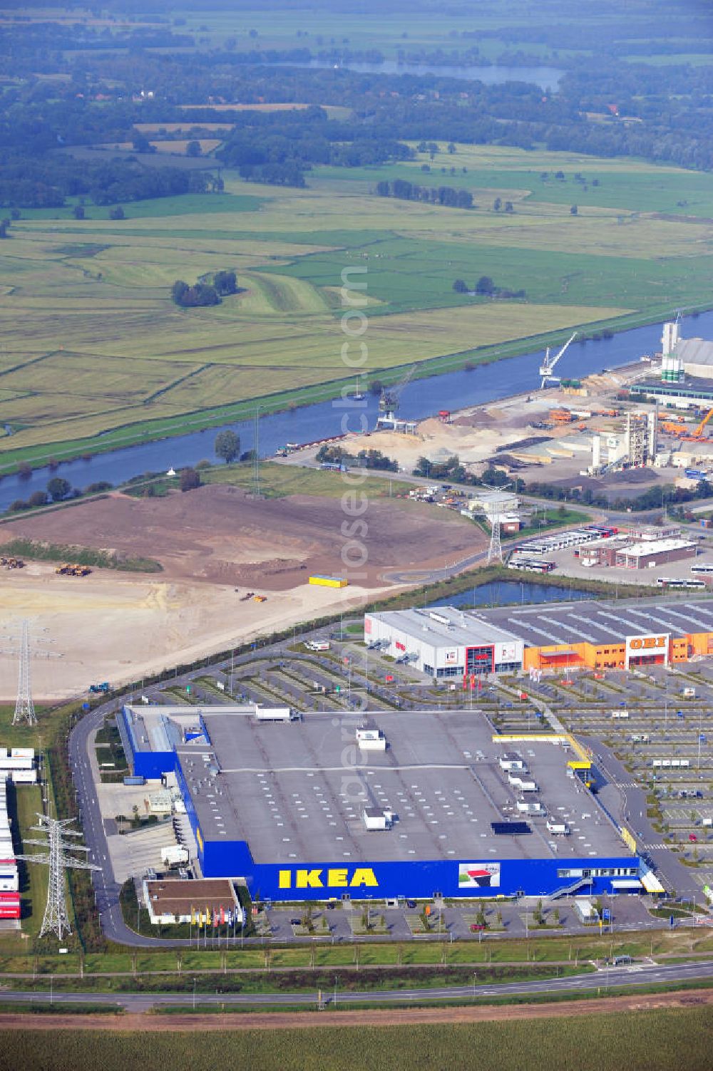 Aerial image Oldenburg - Die IKEA-Filiale in Oldenburg Niedersachsen ist eine von über 40 Filialen in ganz Deutschland. IKEA stammt aus Schweden und ist ein multinationaler Einrichtungskonzern. The IKEA store in Oldenburg in Niedersachsen is one of more than 40 stores in Germany. Ikea comes from Sweden and is a multinational furnishing house.