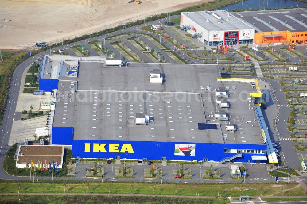 Aerial photograph Oldenburg - Die IKEA-Filiale in Oldenburg Niedersachsen ist eine von über 40 Filialen in ganz Deutschland. IKEA stammt aus Schweden und ist ein multinationaler Einrichtungskonzern. The IKEA store in Oldenburg in Niedersachsen is one of more than 40 stores in Germany. Ikea comes from Sweden and is a multinational furnishing house.