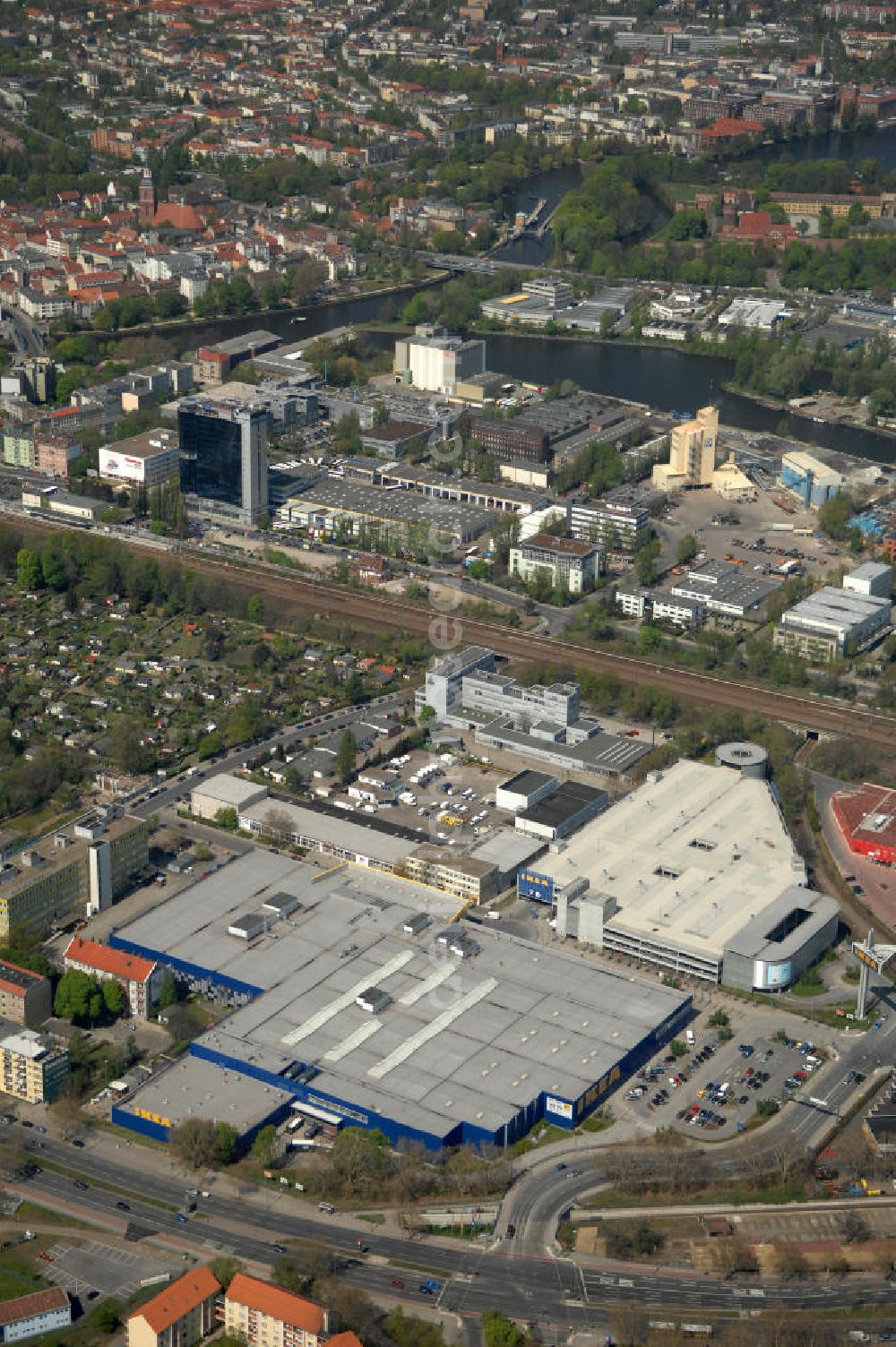 Berlin from the bird's eye view: Blick auf das IKEA Einrichtungshaus im Gewerbegebiet in Berlin-Spandau. View of the furniture store IKEA in Berlin-Spandau.