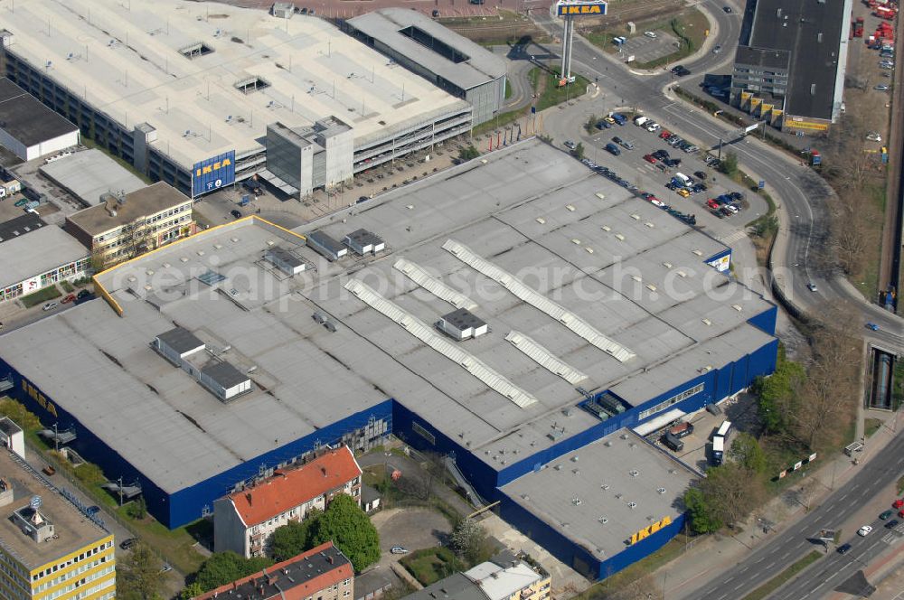 Aerial photograph Berlin - Blick auf das IKEA Einrichtungshaus im Gewerbegebiet in Berlin-Spandau. View of the furniture store IKEA in Berlin-Spandau.