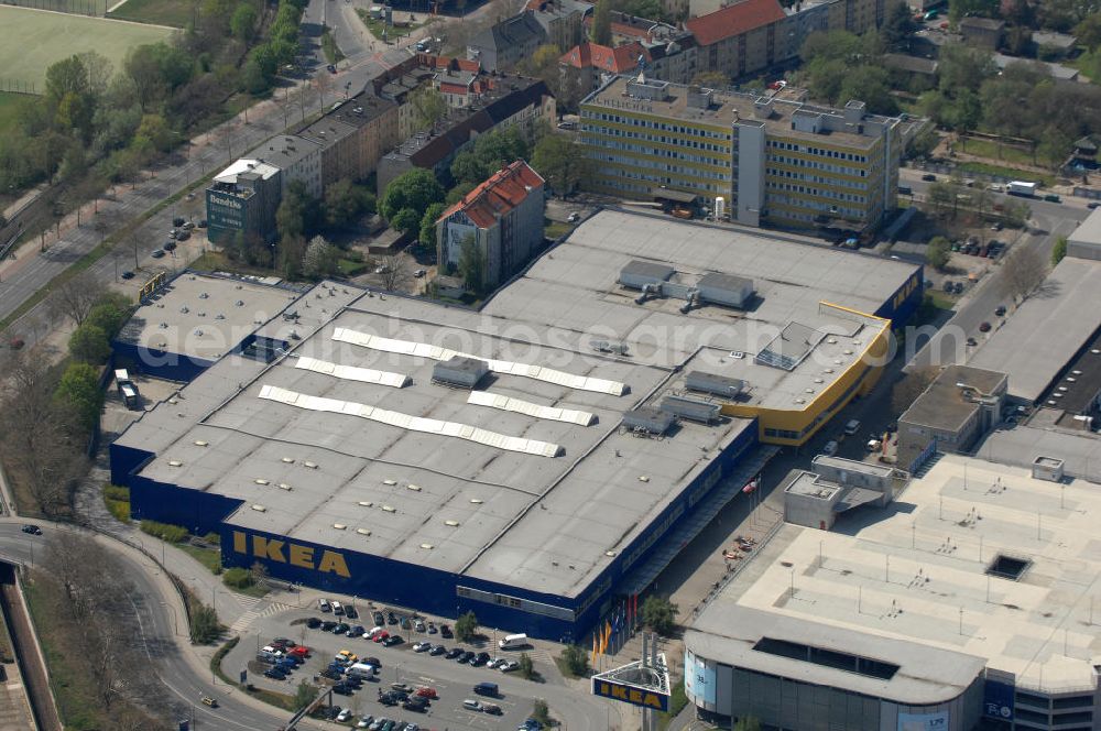 Aerial photograph Berlin - Blick auf das IKEA Einrichtungshaus im Gewerbegebiet in Berlin-Spandau. View of the furniture store IKEA in Berlin-Spandau.