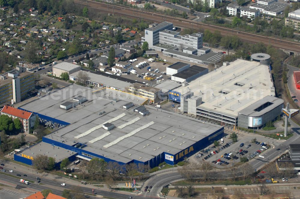 Berlin from the bird's eye view: Blick auf das IKEA Einrichtungshaus im Gewerbegebiet in Berlin-Spandau. View of the furniture store IKEA in Berlin-Spandau.