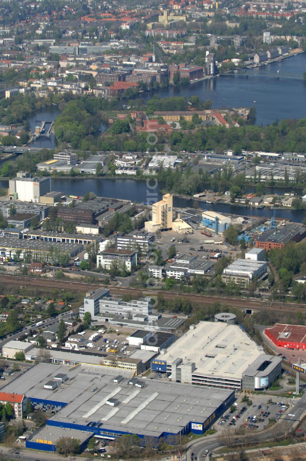 Aerial image Berlin - Blick auf das IKEA Einrichtungshaus im Gewerbegebiet in Berlin-Spandau. View of the furniture store IKEA in Berlin-Spandau.