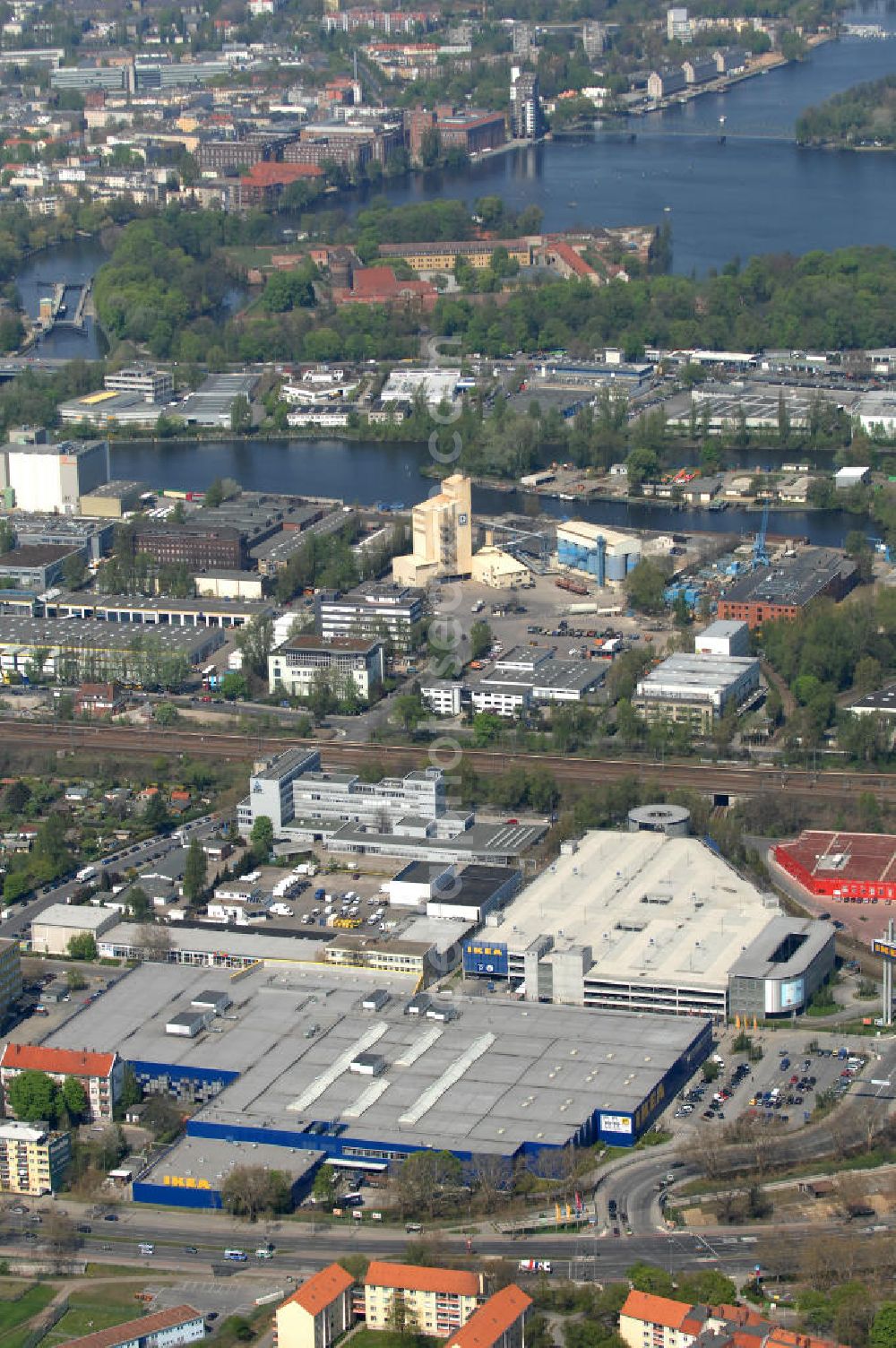 Aerial photograph Berlin - Blick auf das IKEA Einrichtungshaus im Gewerbegebiet in Berlin-Spandau. View of the furniture store IKEA in Berlin-Spandau.