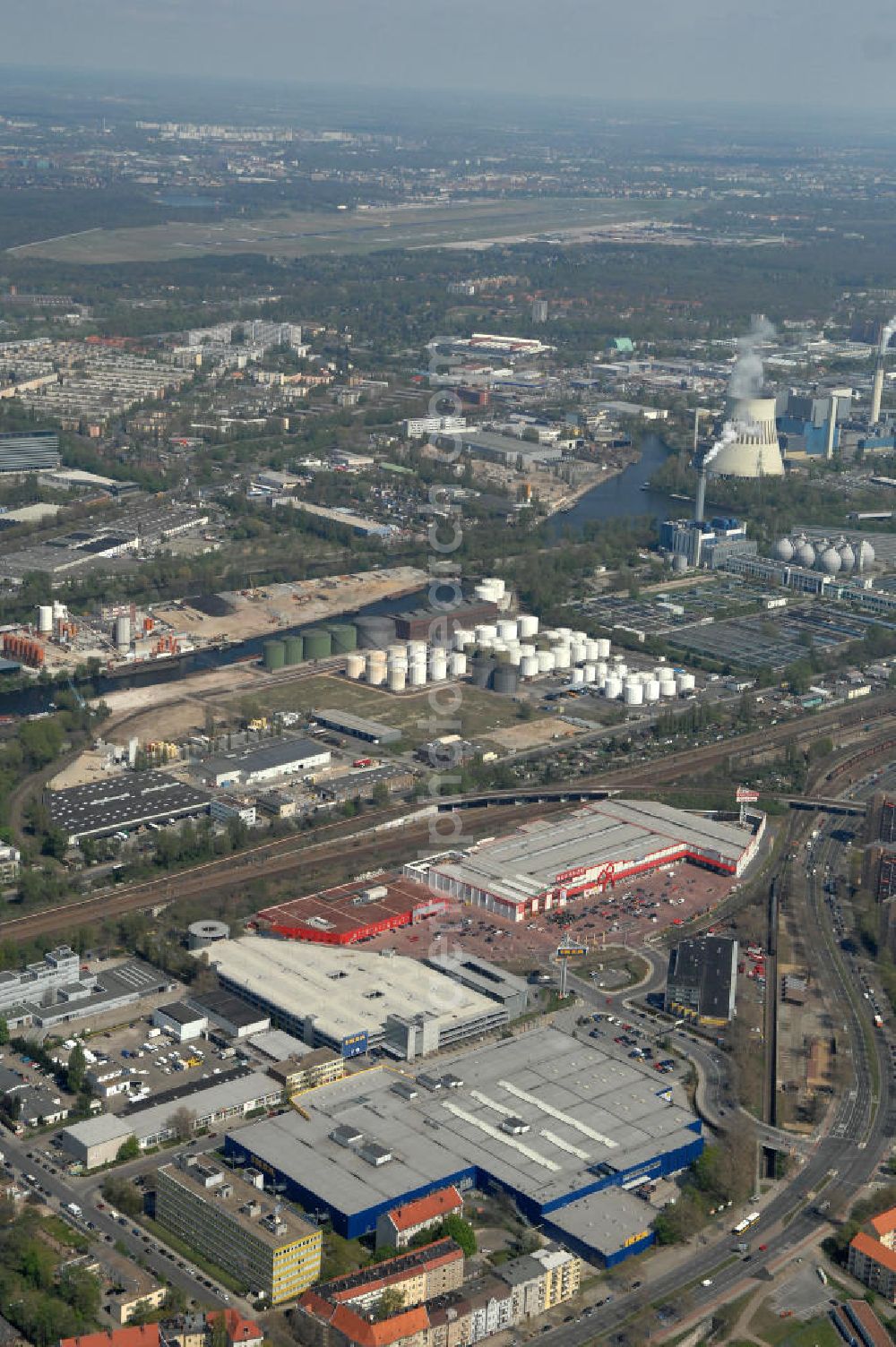 Aerial photograph Berlin - Blick auf das IKEA Einrichtungshaus im Gewerbegebiet in Berlin-Spandau. View of the furniture store IKEA in Berlin-Spandau.