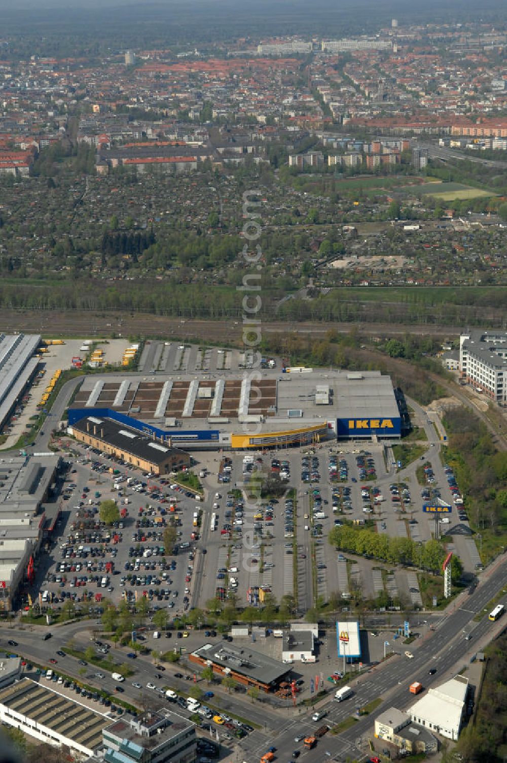 Aerial photograph Berlin - Blick auf das IKEA Einrichtungshaus im Gewerbegebiet in Berlin-Tempelhof. View of the furniture store IKEA in Berlin-Tempelhof.