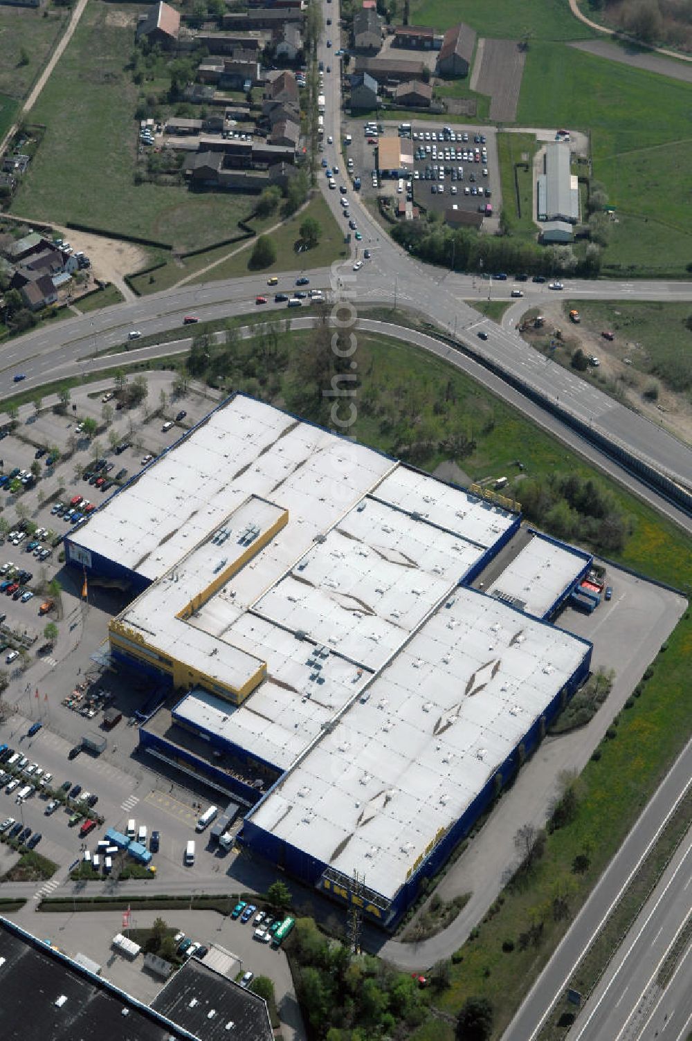 Waltersdorf from the bird's eye view: Blick auf das IKEA Einrichtungshaus im Gewerbegebiet Airport Center Waltersdorf in Berlin-Waltersdorf. View of the furniture store IKEA in Berlin-Waltersdorf.