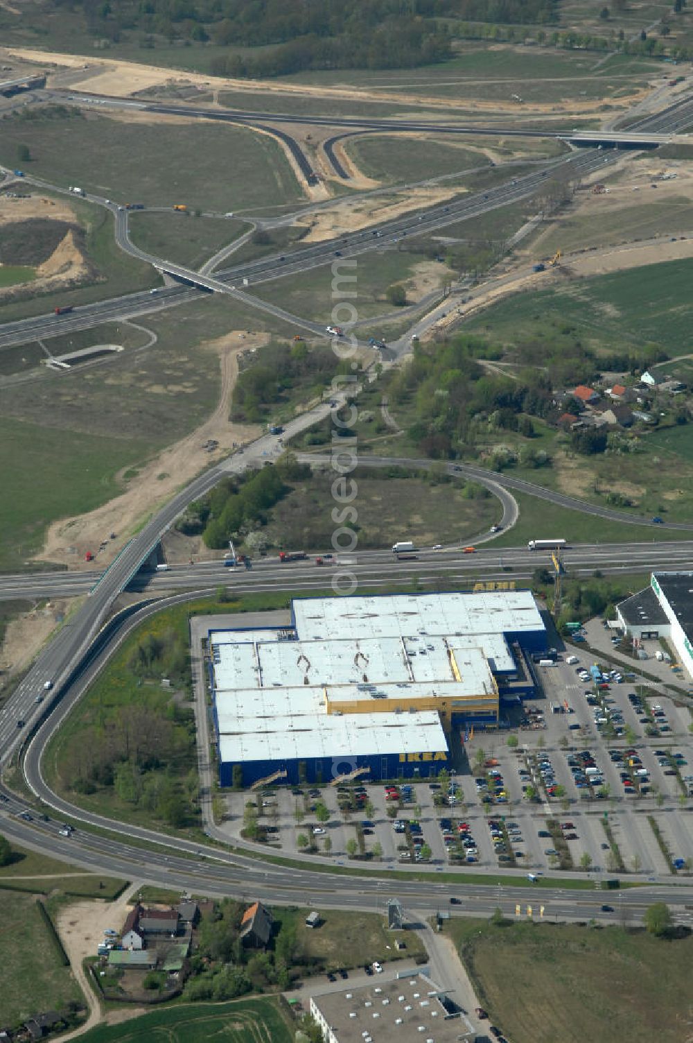 Aerial photograph Waltersdorf - Blick auf das IKEA Einrichtungshaus im Gewerbegebiet Airport Center Waltersdorf in Berlin-Waltersdorf. View of the furniture store IKEA in Berlin-Waltersdorf.