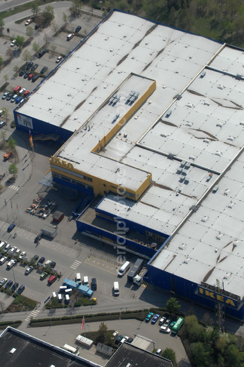 Aerial photograph Waltersdorf - Blick auf das IKEA Einrichtungshaus im Gewerbegebiet Airport Center Waltersdorf in Berlin-Waltersdorf. View of the furniture store IKEA in Berlin-Waltersdorf.