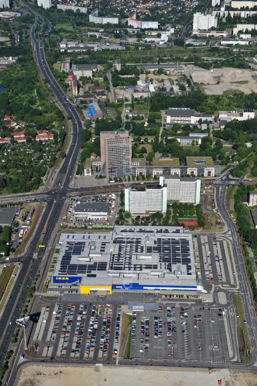 Berlin Lichtenberg from the bird's eye view: IKEA-Neubau Berlin Lichtenberg an der Landsberger Allee , dem zweitgrößte Ikea-Standort in Europa mit 22 000 Quadratmetern und zugleich dem dritten Berliner Einrichtungshaus. View of the IKEA store area in Berlin Lichtenberg. It is the third furniture store in Berlin.