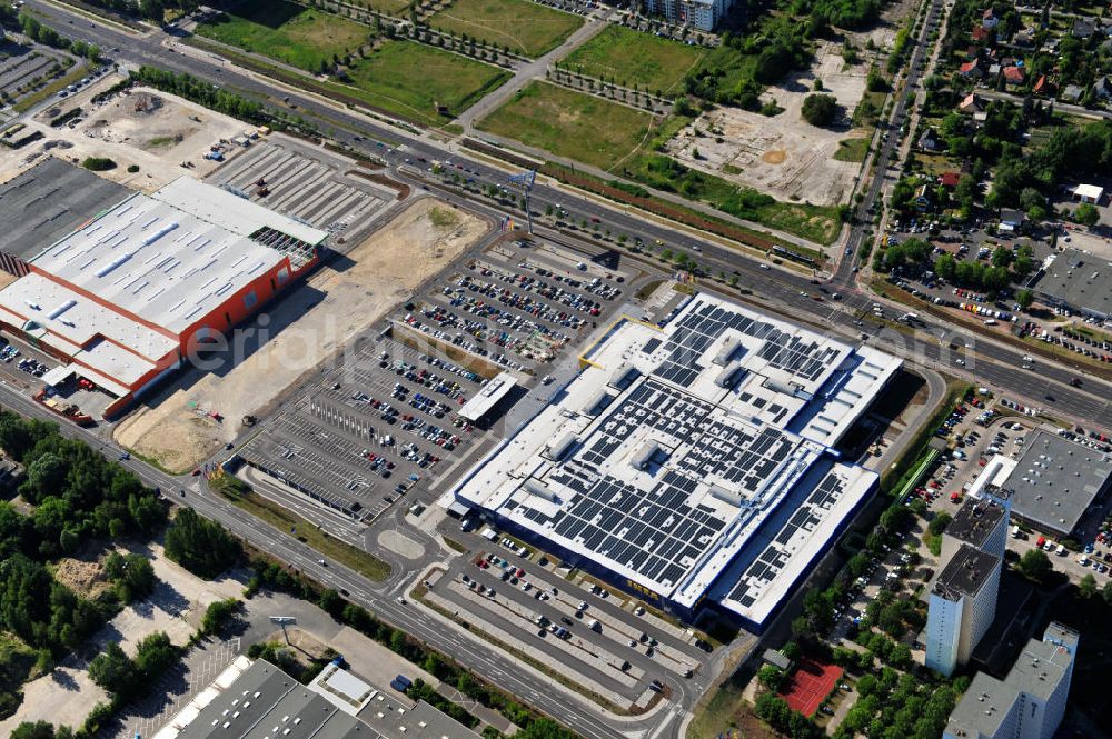 Berlin Lichtenberg from the bird's eye view: IKEA-Neubau Berlin Lichtenberg an der Landsberger Allee , dem zweitgrößte Ikea-Standort in Europa mit 22 000 Quadratmetern und zugleich dem dritten Berliner Einrichtungshaus. View of the IKEA store area in Berlin Lichtenberg. It is the third furniture store in Berlin.