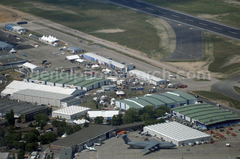 Aerial photograph Berlin - Vom 27. Mai 2008 bis 1. Juni 2008 stellen auf dem Südgelände des Flughafens Berlin-Schönefeld über 1000 Aussteller aus 40 Ländern zum Thema Luft- und Raumfahrt aus. Die Messe öffnet am 30. Mai für das Publikum.