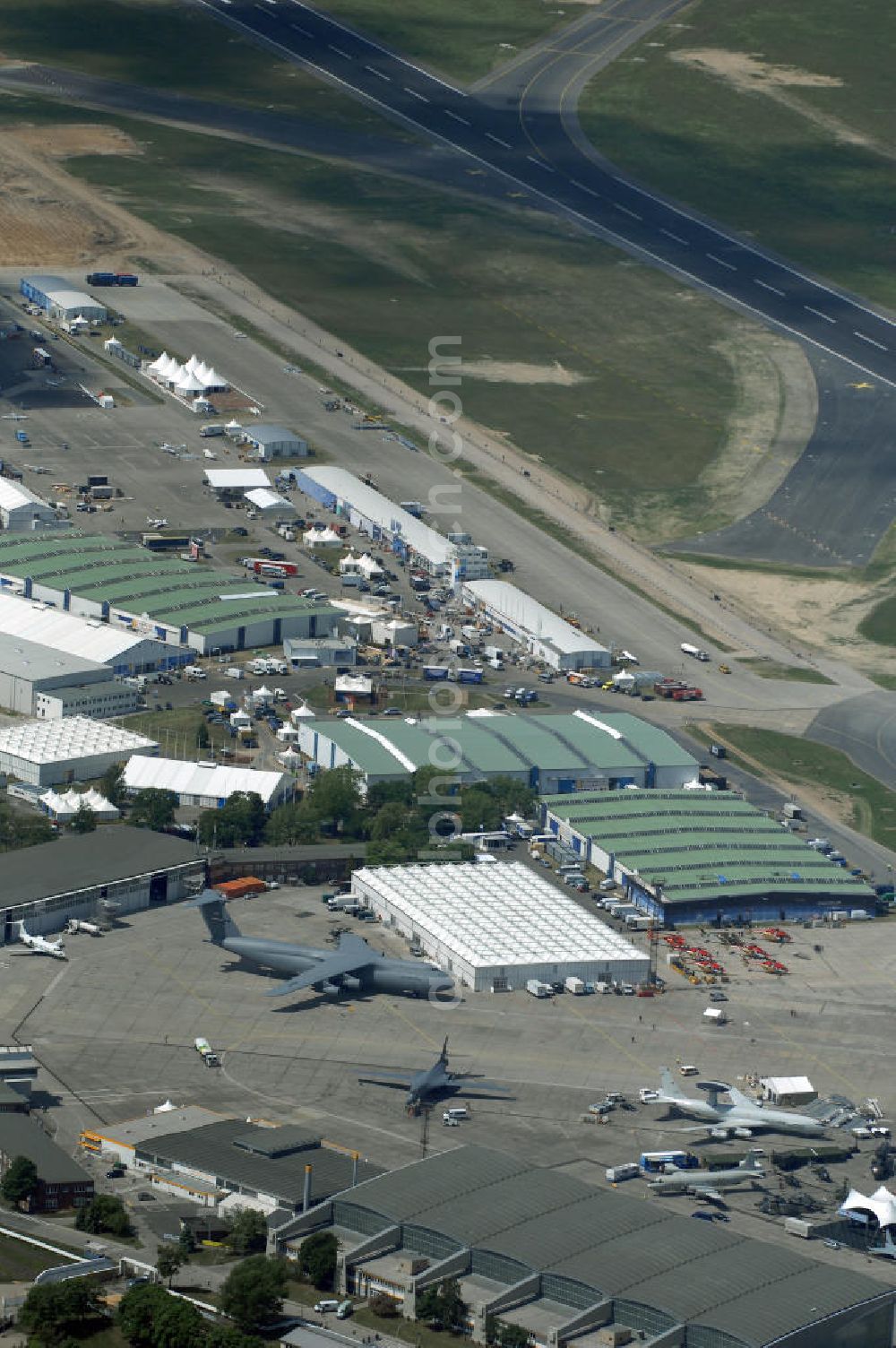 Aerial image Berlin - Vom 27. Mai 2008 bis 1. Juni 2008 stellen auf dem Südgelände des Flughafens Berlin-Schönefeld über 1000 Aussteller aus 40 Ländern zum Thema Luft- und Raumfahrt aus. Die Messe öffnet am 30. Mai für das Publikum.