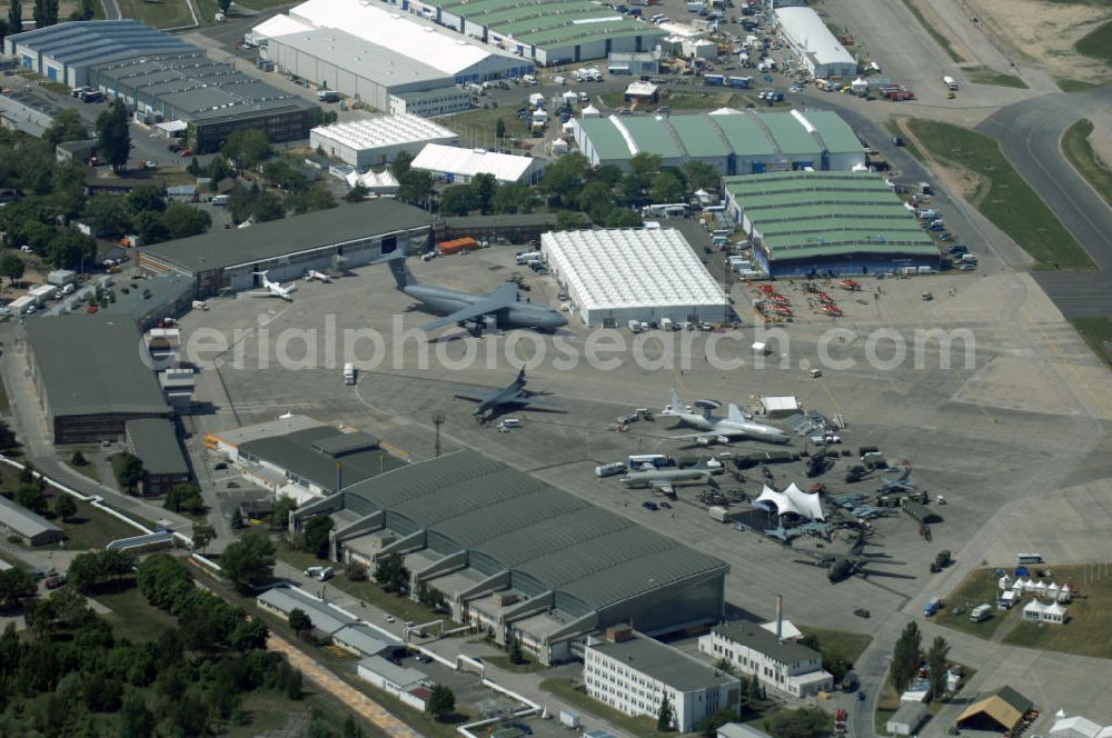 Aerial photograph Berlin - Vom 27. Mai 2008 bis 1. Juni 2008 stellen auf dem Südgelände des Flughafens Berlin-Schönefeld über 1000 Aussteller aus 40 Ländern zum Thema Luft- und Raumfahrt aus. Die Messe öffnet am 30. Mai für das Publikum.