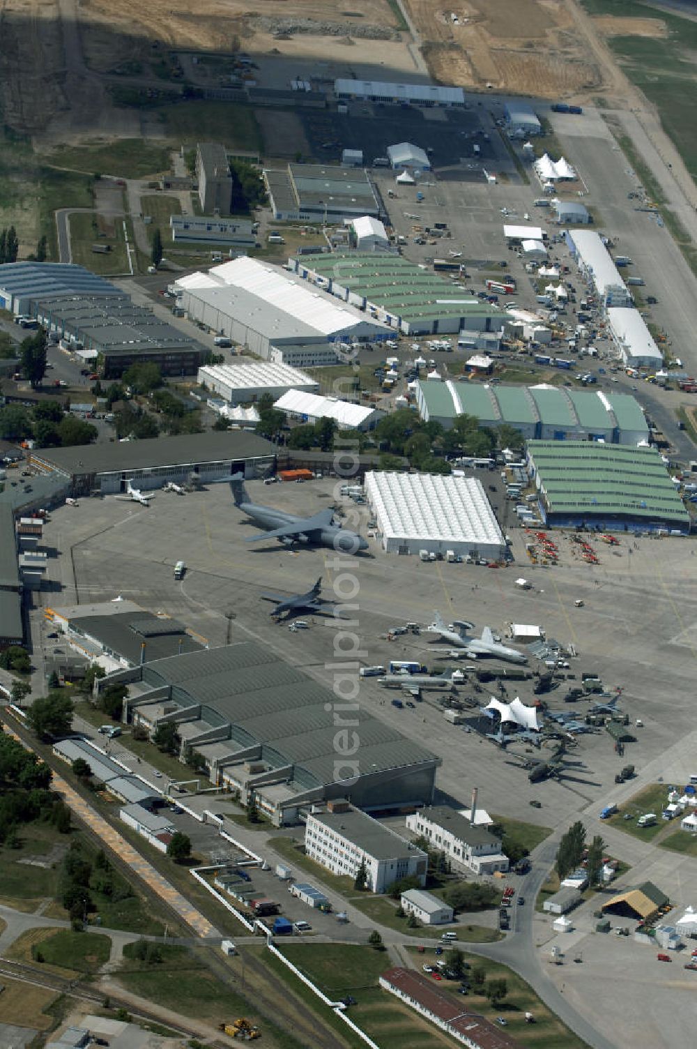 Berlin from above - Vom 27. Mai 2008 bis 1. Juni 2008 stellen auf dem Südgelände des Flughafens Berlin-Schönefeld über 1000 Aussteller aus 40 Ländern zum Thema Luft- und Raumfahrt aus. Die Messe öffnet am 30. Mai für das Publikum.