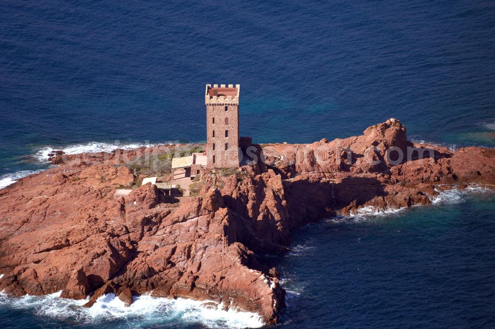 Aerial image Saint-Raphael - Blick auf die Ile d' Or goldene Insel vor dem Strand Le Dramont an der Cote d' Azur in Frankreich. Die Insel ist etwa 190 Meter lang und ca. 75-90 Meter breit, hat felsigen Boden und einen markanten Turm in der Mitte, der als Wohnung dient. Sie befindet sich in Privatbesitz. Mit ihrer Spitze ist die Ile d' Or zum Strand gekehrt.