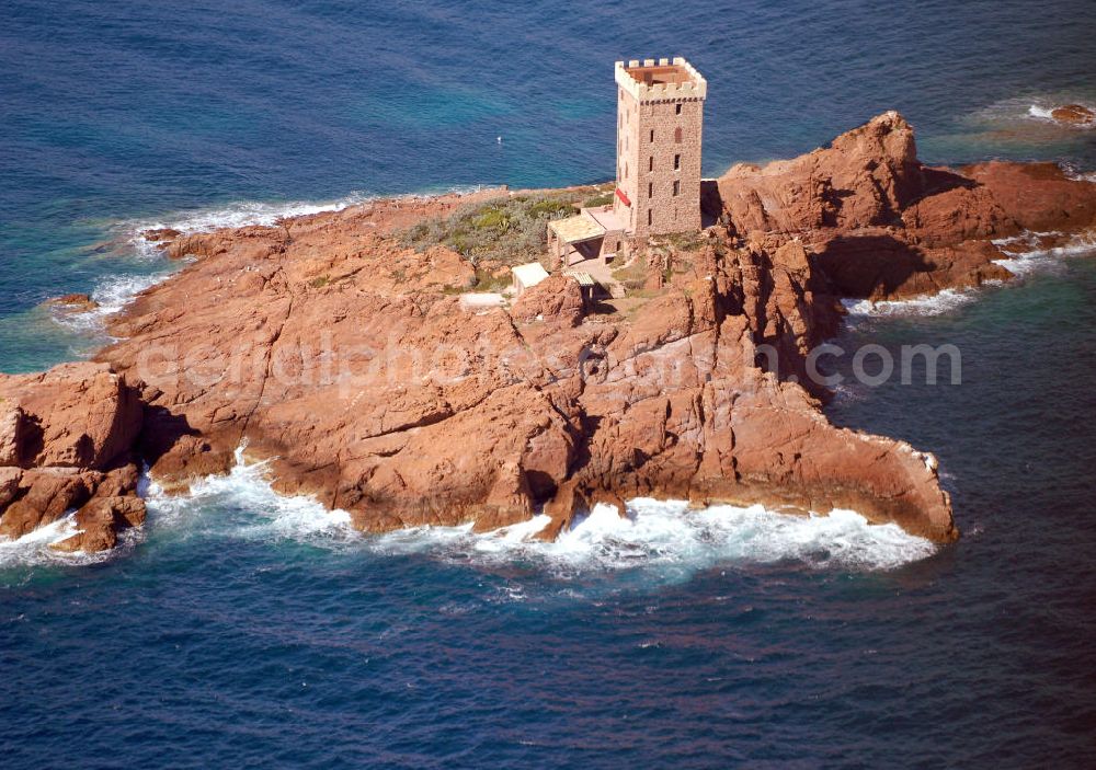 Aerial photograph Saint-Raphael - Blick auf die Ile d' Or goldene Insel vor dem Strand Le Dramont an der Cote d' Azur in Frankreich. Die Insel ist etwa 190 Meter lang und ca. 75-90 Meter breit, hat felsigen Boden und einen markanten Turm in der Mitte, der als Wohnung dient. Sie befindet sich in Privatbesitz. Mit ihrer Spitze ist die Ile d' Or zum Strand gekehrt.