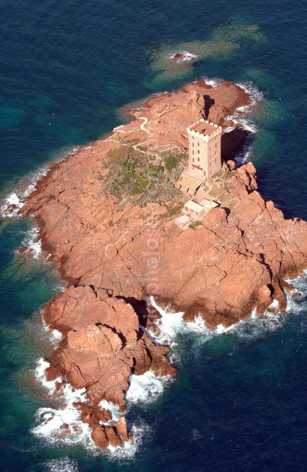 Aerial photograph Saint-Raphael - Blick auf die Ile d' Or goldene Insel vor dem Strand Le Dramont an der Cote d' Azur in Frankreich. Die Insel ist etwa 190 Meter lang und ca. 75-90 Meter breit, hat felsigen Boden und einen markanten Turm in der Mitte, der als Wohnung dient. Sie befindet sich in Privatbesitz. Mit ihrer Spitze ist die Ile d' Or zum Strand gekehrt.