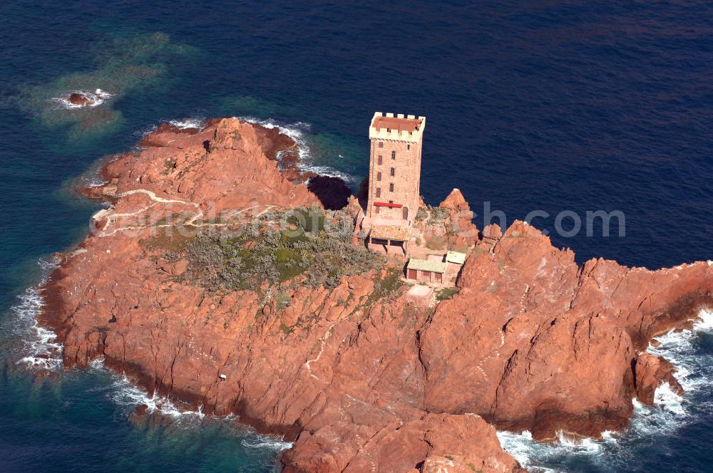 Saint-Raphael from above - Blick auf die Ile d' Or goldene Insel vor dem Strand Le Dramont an der Cote d' Azur in Frankreich. Die Insel ist etwa 190 Meter lang und ca. 75-90 Meter breit, hat felsigen Boden und einen markanten Turm in der Mitte, der als Wohnung dient. Sie befindet sich in Privatbesitz. Mit ihrer Spitze ist die Ile d' Or zum Strand gekehrt.