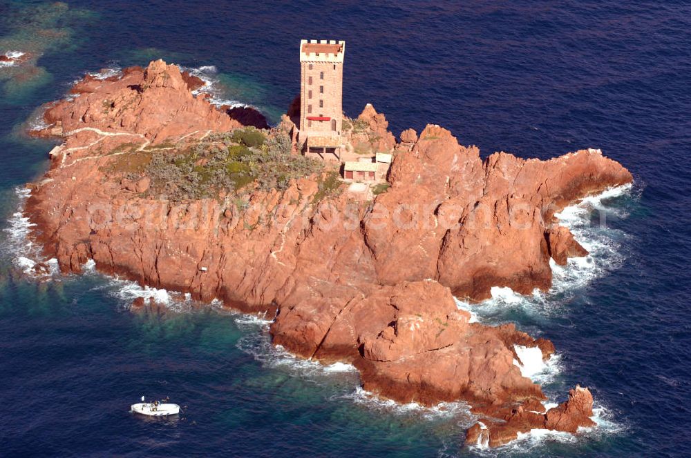 Saint-Raphael from the bird's eye view: Blick auf die Ile d' Or goldene Insel vor dem Strand Le Dramont an der Cote d' Azur in Frankreich. Die Insel ist etwa 190 Meter lang und ca. 75-90 Meter breit, hat felsigen Boden und einen markanten Turm in der Mitte, der als Wohnung dient. Sie befindet sich in Privatbesitz. Mit ihrer Spitze ist die Ile d' Or zum Strand gekehrt.