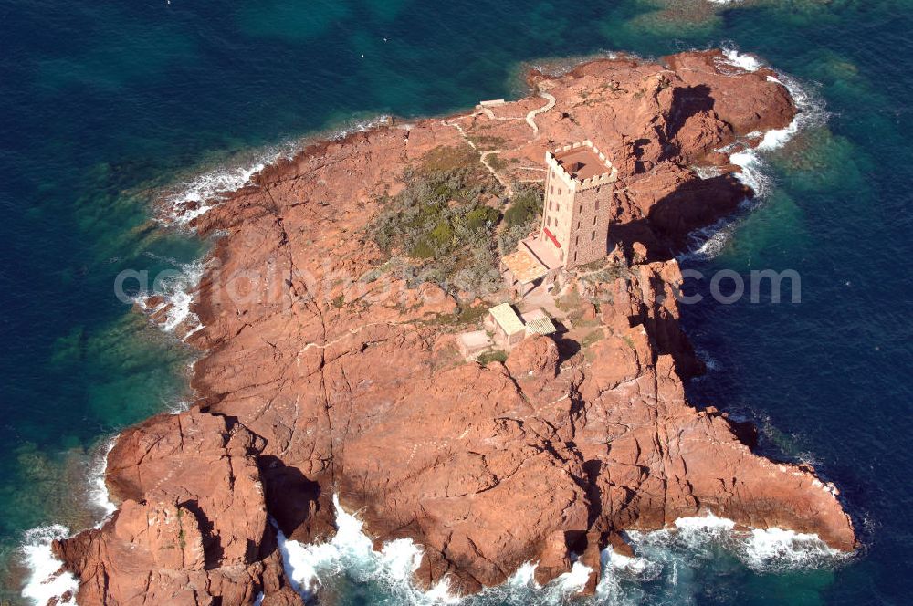 Aerial image Saint-Raphael - Blick auf die Ile d' Or goldene Insel vor dem Strand Le Dramont an der Cote d' Azur in Frankreich. Die Insel ist etwa 190 Meter lang und ca. 75-90 Meter breit, hat felsigen Boden und einen markanten Turm in der Mitte, der als Wohnung dient. Sie befindet sich in Privatbesitz. Mit ihrer Spitze ist die Ile d' Or zum Strand gekehrt.