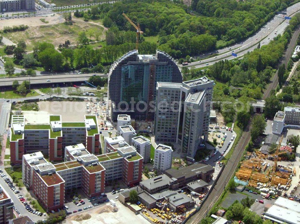 Frankfurt - Main / Hessen from above - Immobilienkomplex der HVB-Immobilienmanagement AG am Eschborner Dreieck in Frankfurt/Main. Mit im Bild ist die RADISSON SAS- Baustelle des Blue Heaven