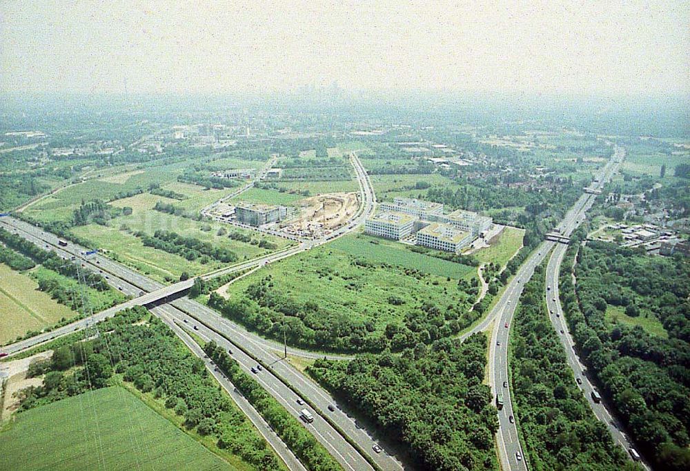 Frankfurt am Main from the bird's eye view: Immobilienkomplex der HVB-Immobilienmanagement AG am Eschborner Dreieck in Frankfurt / Main.