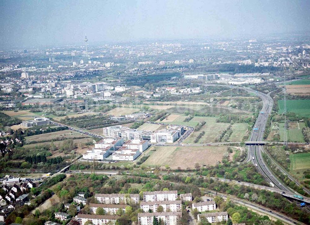 Frankfurt am Main from above - Immobilienkomplex der HVB- Immobilienmanagement AG am Eschborner Dreieck in Frankfurt/ Main. Ort:Hessen, Frankfurt/ Main