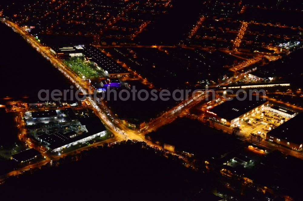 Aerial photograph Berlin - Night image with a view over the intersection of the street Alt-Biesdorf with the Koepenicker Strasse and the Blumenberger Damm in Biesdorf in the district Marzahn-Hellersdorf in Berlin. You can see the construction market Hellweg, the shoppingcenter Biesdorf Center and the BMW branch in Berlin