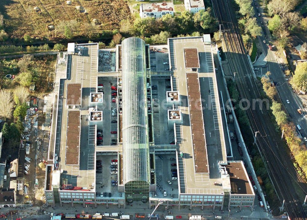 Berlin - Köpenick from the bird's eye view: Einkaufszentrum FORUM Köpenick der FUNDUS FONDS-Verwaltungen GmbH (Hohenstaufenring 57 in 50674 Köln, Tel.: 0211,20070) in Berlin-Köpenick.