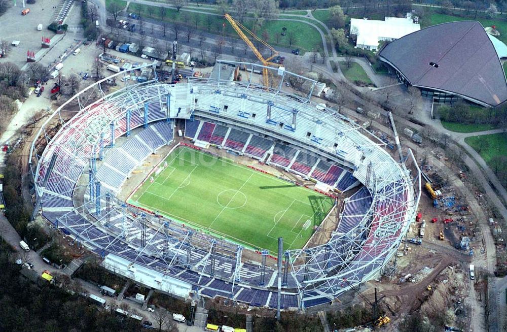 Hannover from above - 17.08.2005 Hannover Baustelle am ehem. Niedersachsenstadion, heutige AWD-Arena. Ende Februar 2003 hat der Umbau zu einem reinen Fußballstadion für die WM 2006 und den Verein Hannover 96 begonnen. Am 25. Februar 2003 erfolgte der erste Spatenstich zum Umbau der AWD-Arena im Hinblick auf Hannover als Austragungsort der Fußball Weltmeisterschaft 2006 in Deutschland. Wayss & Freytag Ingenieurbau. Architekten: Helmut Schulitz und Partner.