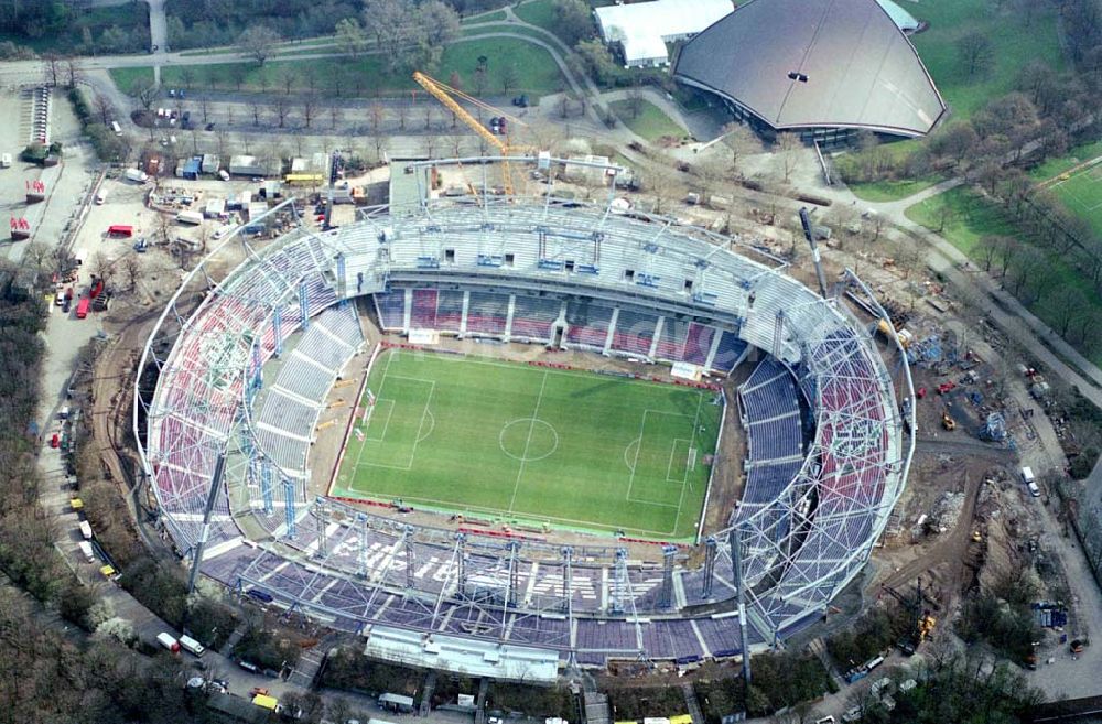 Aerial photograph Hannover - 17.08.2005 Hannover Baustelle am ehem. Niedersachsenstadion, heutige AWD-Arena. Ende Februar 2003 hat der Umbau zu einem reinen Fußballstadion für die WM 2006 und den Verein Hannover 96 begonnen. Am 25. Februar 2003 erfolgte der erste Spatenstich zum Umbau der AWD-Arena im Hinblick auf Hannover als Austragungsort der Fußball Weltmeisterschaft 2006 in Deutschland. Wayss & Freytag Ingenieurbau. Architekten: Helmut Schulitz und Partner.