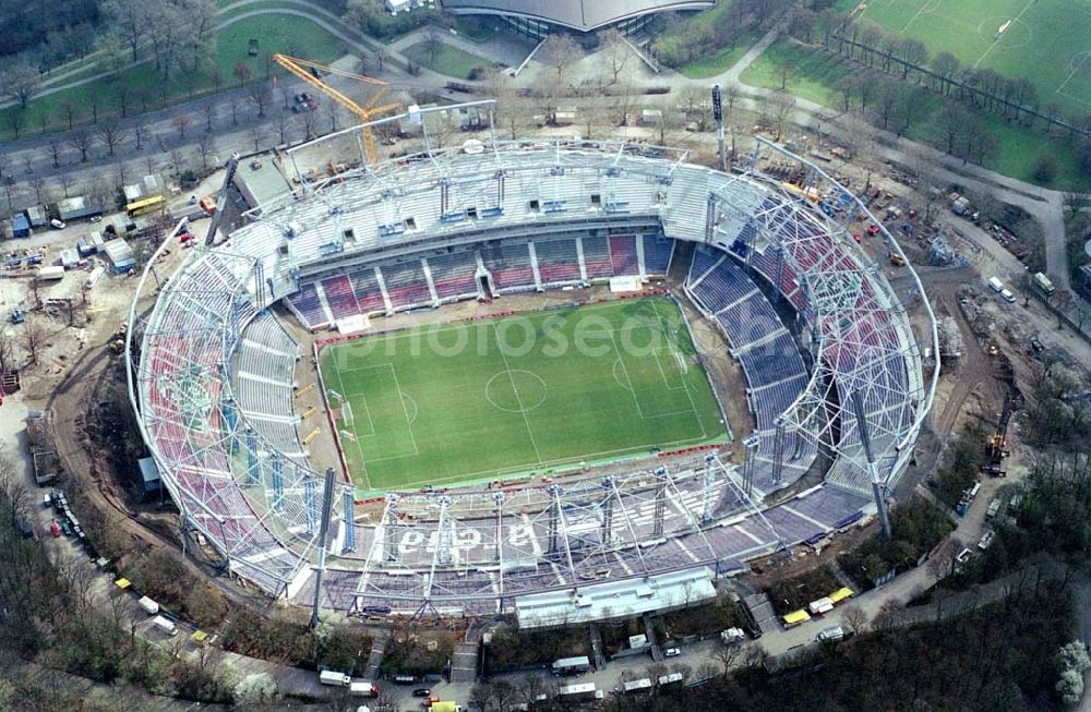 Hannover from above - 17.08.2005 Hannover Baustelle am ehem. Niedersachsenstadion, heutige AWD-Arena. Ende Februar 2003 hat der Umbau zu einem reinen Fußballstadion für die WM 2006 und den Verein Hannover 96 begonnen. Am 25. Februar 2003 erfolgte der erste Spatenstich zum Umbau der AWD-Arena im Hinblick auf Hannover als Austragungsort der Fußball Weltmeisterschaft 2006 in Deutschland. Wayss & Freytag Ingenieurbau. Architekten: Helmut Schulitz und Partner.