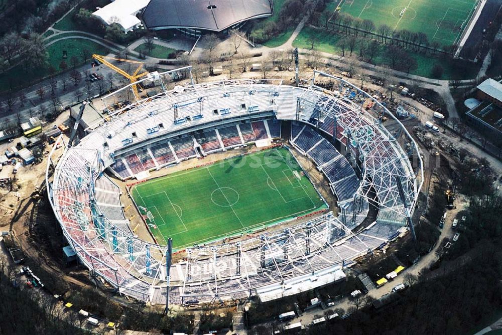 Aerial image Hannover - 17.08.2005 Hannover Baustelle am ehem. Niedersachsenstadion, heutige AWD-Arena. Ende Februar 2003 hat der Umbau zu einem reinen Fußballstadion für die WM 2006 und den Verein Hannover 96 begonnen. Am 25. Februar 2003 erfolgte der erste Spatenstich zum Umbau der AWD-Arena im Hinblick auf Hannover als Austragungsort der Fußball Weltmeisterschaft 2006 in Deutschland. Wayss & Freytag Ingenieurbau. Architekten: Helmut Schulitz und Partner.