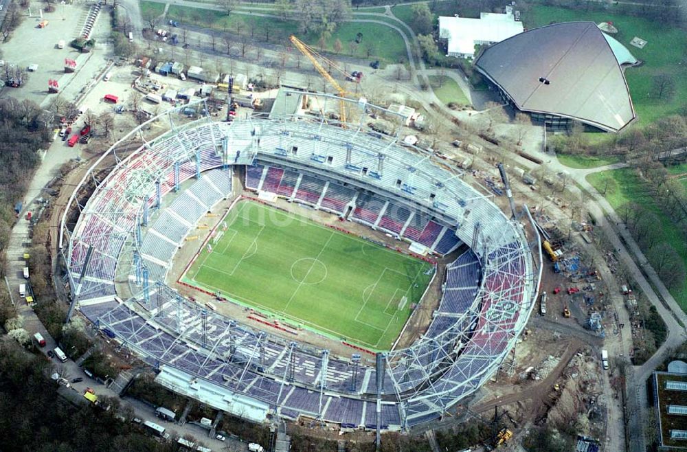 Aerial photograph Hannover - 17.08.2005 Hannover Baustelle am ehem. Niedersachsenstadion, heutige AWD-Arena. Ende Februar 2003 hat der Umbau zu einem reinen Fußballstadion für die WM 2006 und den Verein Hannover 96 begonnen. Am 25. Februar 2003 erfolgte der erste Spatenstich zum Umbau der AWD-Arena im Hinblick auf Hannover als Austragungsort der Fußball Weltmeisterschaft 2006 in Deutschland. Wayss & Freytag Ingenieurbau. Architekten: Helmut Schulitz und Partner.