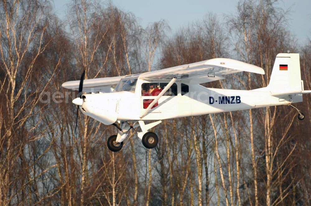 WERNEUCHEN from the bird's eye view: Tiefer Überflug auf dem Flugplatz Werneuchen durch ein modernes Ultraleichtflugzeug. Ultraleichtflugzeug (UL) vom Typ Wild Thing ist eigentlich für australische Verhältnisse gebaut, ist aber in Deutschland in Hassfurt in einer Variante für den europäischen Markt produziert. Das Ultraleichtflugzeug zur Verfügung stellt das durch seine Robustheit, die gutmütigen Flugeigenschaften und Großräumigkeit im Innenraum ein beliebtes Ausbildungsflugzeug für deutsche Flugschulen dar.