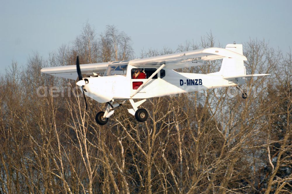 Aerial image WERNEUCHEN - Tiefer Überflug auf dem Flugplatz Werneuchen durch ein modernes Ultraleichtflugzeug. Ultraleichtflugzeug (UL) vom Typ Wild Thing WT 01, es ist eigentlich für australische Verhältnisse gebaut, ist aber in Deutschland in Hassfurt in einer Variante für den europäischen Markt produziert. Das Ultraleichtflugzeug zur Verfügung stellt das durch seine Robustheit, die gutmütigen Flugeigenschaften und Großräumigkeit im Innenraum ein beliebtes Ausbildungsflugzeug für deutsche Flugschulen dar.