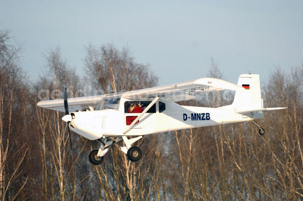 Aerial photograph WERNEUCHEN - Tiefer Überflug auf dem Flugplatz Werneuchen durch ein modernes Ultraleichtflugzeug. Ultraleichtflugzeug (UL) vom Typ Wild Thing WT 01, es ist eigentlich für australische Verhältnisse gebaut, ist aber in Deutschland in Hassfurt in einer Variante für den europäischen Markt produziert. Das Ultraleichtflugzeug zur Verfügung stellt das durch seine Robustheit, die gutmütigen Flugeigenschaften und Großräumigkeit im Innenraum ein beliebtes Ausbildungsflugzeug für deutsche Flugschulen dar.