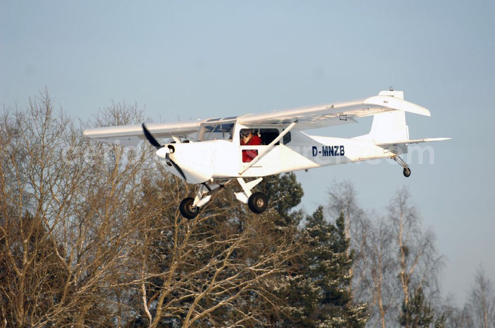 WERNEUCHEN from above - Tiefer Überflug auf dem Flugplatz Werneuchen durch ein modernes Ultraleichtflugzeug. Ultraleichtflugzeug (UL) vom Typ Wild Thing WT 01, es ist eigentlich für australische Verhältnisse gebaut, ist aber in Deutschland in Hassfurt in einer Variante für den europäischen Markt produziert. Das Ultraleichtflugzeug zur Verfügung stellt das durch seine Robustheit, die gutmütigen Flugeigenschaften und Großräumigkeit im Innenraum ein beliebtes Ausbildungsflugzeug für deutsche Flugschulen dar.