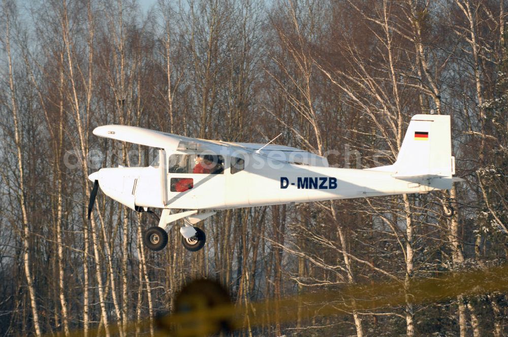 WERNEUCHEN from the bird's eye view: Tiefer Überflug auf dem Flugplatz Werneuchen durch ein modernes Ultraleichtflugzeug. Ultraleichtflugzeug (UL) vom Typ Wild Thing WT 01, es ist eigentlich für australische Verhältnisse gebaut, ist aber in Deutschland in Hassfurt in einer Variante für den europäischen Markt produziert. Das Ultraleichtflugzeug zur Verfügung stellt das durch seine Robustheit, die gutmütigen Flugeigenschaften und Großräumigkeit im Innenraum ein beliebtes Ausbildungsflugzeug für deutsche Flugschulen dar.