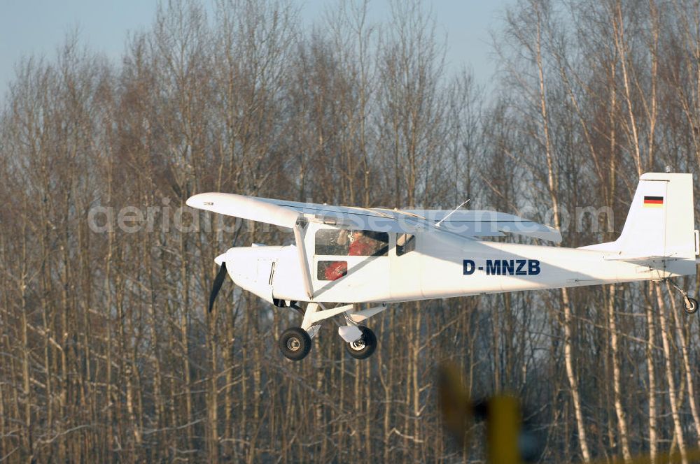 Aerial image WERNEUCHEN - Tiefer Überflug auf dem Flugplatz Werneuchen durch ein modernes Ultraleichtflugzeug. Ultraleichtflugzeug (UL) vom Typ Wild Thing WT 01, es ist eigentlich für australische Verhältnisse gebaut, ist aber in Deutschland in Hassfurt in einer Variante für den europäischen Markt produziert. Das Ultraleichtflugzeug zur Verfügung stellt das durch seine Robustheit, die gutmütigen Flugeigenschaften und Großräumigkeit im Innenraum ein beliebtes Ausbildungsflugzeug für deutsche Flugschulen dar.