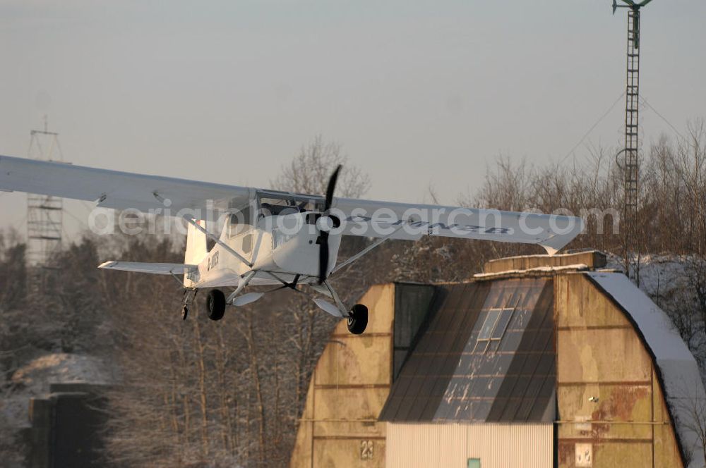 WERNEUCHEN from above - Tiefer Überflug auf dem Flugplatz Werneuchen durch ein modernes Ultraleichtflugzeug. Ultraleichtflugzeug (UL) vom Typ Wild Thing WT 01, es ist eigentlich für australische Verhältnisse gebaut, ist aber in Deutschland in Hassfurt in einer Variante für den europäischen Markt produziert. Das Ultraleichtflugzeug zur Verfügung stellt das durch seine Robustheit, die gutmütigen Flugeigenschaften und Großräumigkeit im Innenraum ein beliebtes Ausbildungsflugzeug für deutsche Flugschulen dar.