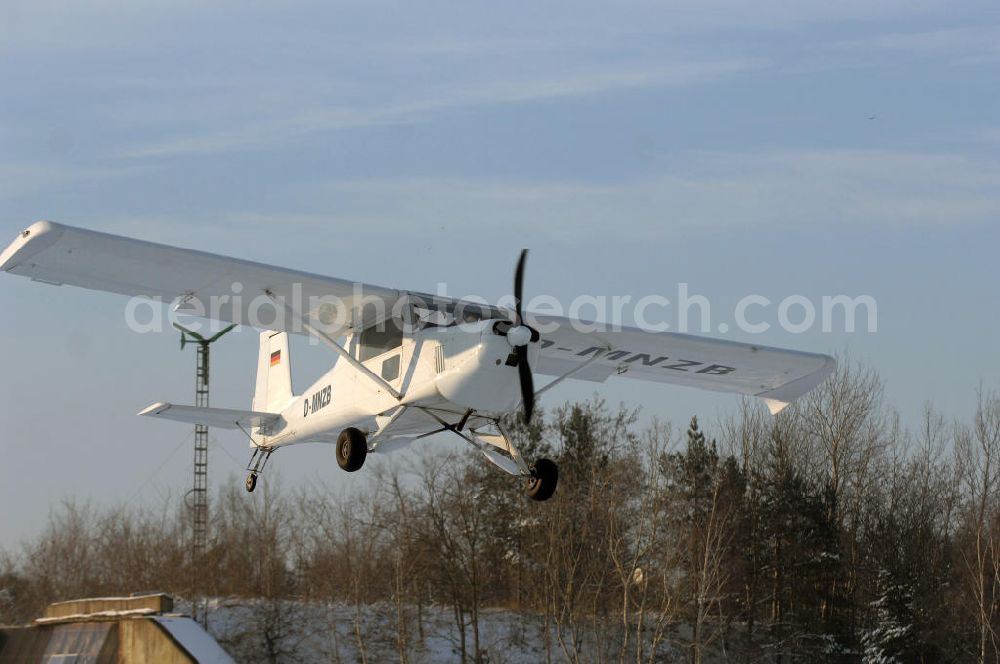 WERNEUCHEN from the bird's eye view: Tiefer Überflug auf dem Flugplatz Werneuchen durch ein modernes Ultraleichtflugzeug. Ultraleichtflugzeug (UL) vom Typ Wild Thing WT 01, es ist eigentlich für australische Verhältnisse gebaut, ist aber in Deutschland in Hassfurt in einer Variante für den europäischen Markt produziert. Das Ultraleichtflugzeug zur Verfügung stellt das durch seine Robustheit, die gutmütigen Flugeigenschaften und Großräumigkeit im Innenraum ein beliebtes Ausbildungsflugzeug für deutsche Flugschulen dar.