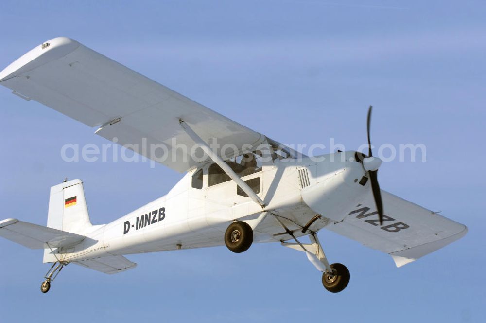 Aerial image WERNEUCHEN - Tiefer Überflug auf dem Flugplatz Werneuchen durch ein modernes Ultraleichtflugzeug. Ultraleichtflugzeug (UL) vom Typ Wild Thing WT 01, es ist eigentlich für australische Verhältnisse gebaut, ist aber in Deutschland in Hassfurt in einer Variante für den europäischen Markt produziert. Das Ultraleichtflugzeug zur Verfügung stellt das durch seine Robustheit, die gutmütigen Flugeigenschaften und Großräumigkeit im Innenraum ein beliebtes Ausbildungsflugzeug für deutsche Flugschulen dar.