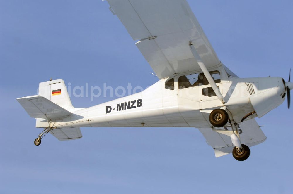 Aerial photograph WERNEUCHEN - Tiefer Überflug auf dem Flugplatz Werneuchen durch ein modernes Ultraleichtflugzeug. Ultraleichtflugzeug (UL) vom Typ Wild Thing WT 01, es ist eigentlich für australische Verhältnisse gebaut, ist aber in Deutschland in Hassfurt in einer Variante für den europäischen Markt produziert. Das Ultraleichtflugzeug zur Verfügung stellt das durch seine Robustheit, die gutmütigen Flugeigenschaften und Großräumigkeit im Innenraum ein beliebtes Ausbildungsflugzeug für deutsche Flugschulen dar.