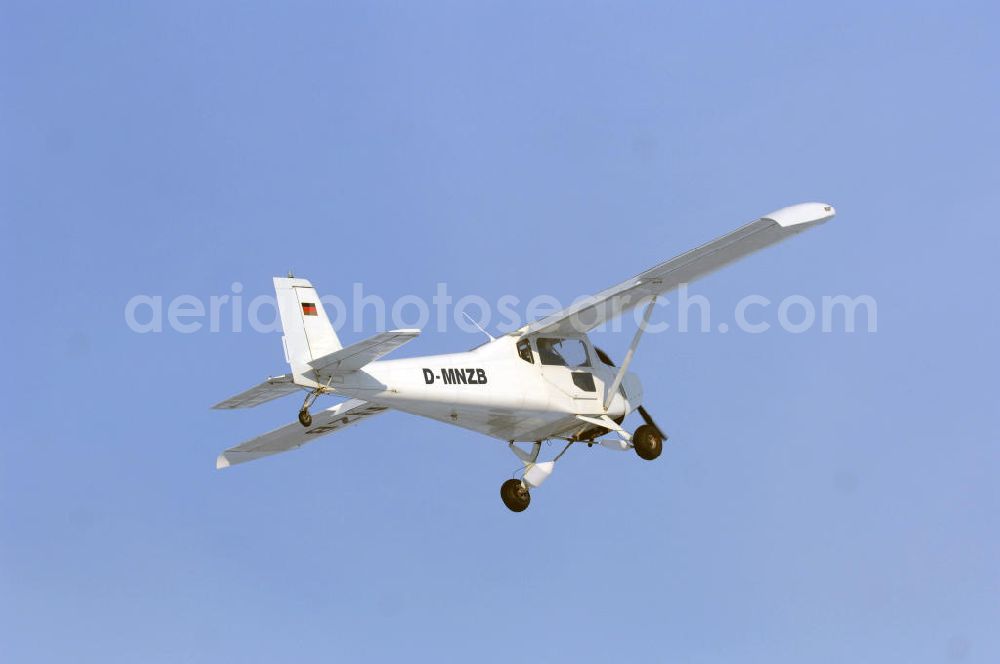 WERNEUCHEN from above - Tiefer Überflug auf dem Flugplatz Werneuchen durch ein modernes Ultraleichtflugzeug. Ultraleichtflugzeug (UL) vom Typ Wild Thing WT 01, es ist eigentlich für australische Verhältnisse gebaut, ist aber in Deutschland in Hassfurt in einer Variante für den europäischen Markt produziert. Das Ultraleichtflugzeug zur Verfügung stellt das durch seine Robustheit, die gutmütigen Flugeigenschaften und Großräumigkeit im Innenraum ein beliebtes Ausbildungsflugzeug für deutsche Flugschulen dar.