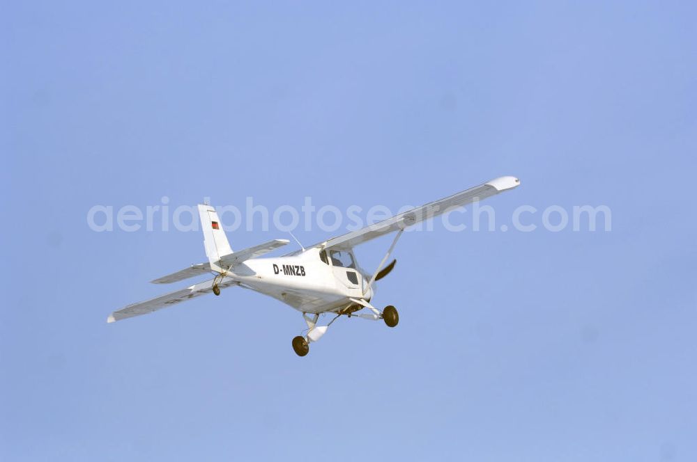 WERNEUCHEN from the bird's eye view: Tiefer Überflug auf dem Flugplatz Werneuchen durch ein modernes Ultraleichtflugzeug. Ultraleichtflugzeug (UL) vom Typ Wild Thing WT 01, es ist eigentlich für australische Verhältnisse gebaut, ist aber in Deutschland in Hassfurt in einer Variante für den europäischen Markt produziert. Das Ultraleichtflugzeug zur Verfügung stellt das durch seine Robustheit, die gutmütigen Flugeigenschaften und Großräumigkeit im Innenraum ein beliebtes Ausbildungsflugzeug für deutsche Flugschulen dar.